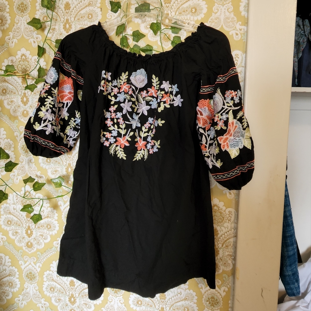 Shirt with open shoulders